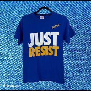 VTG DARE Just Resist T-shirt WOW!!